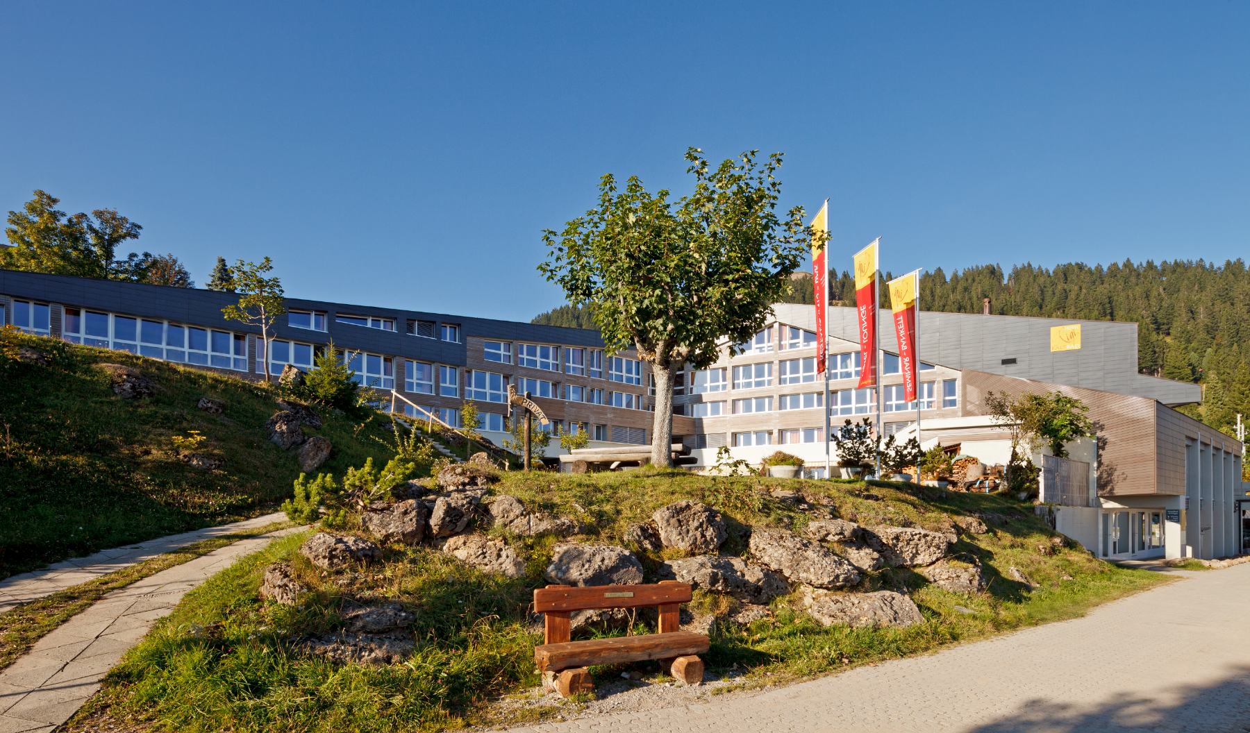 Hotel Rigi Kaltbad von aussen, im Morgenlicht