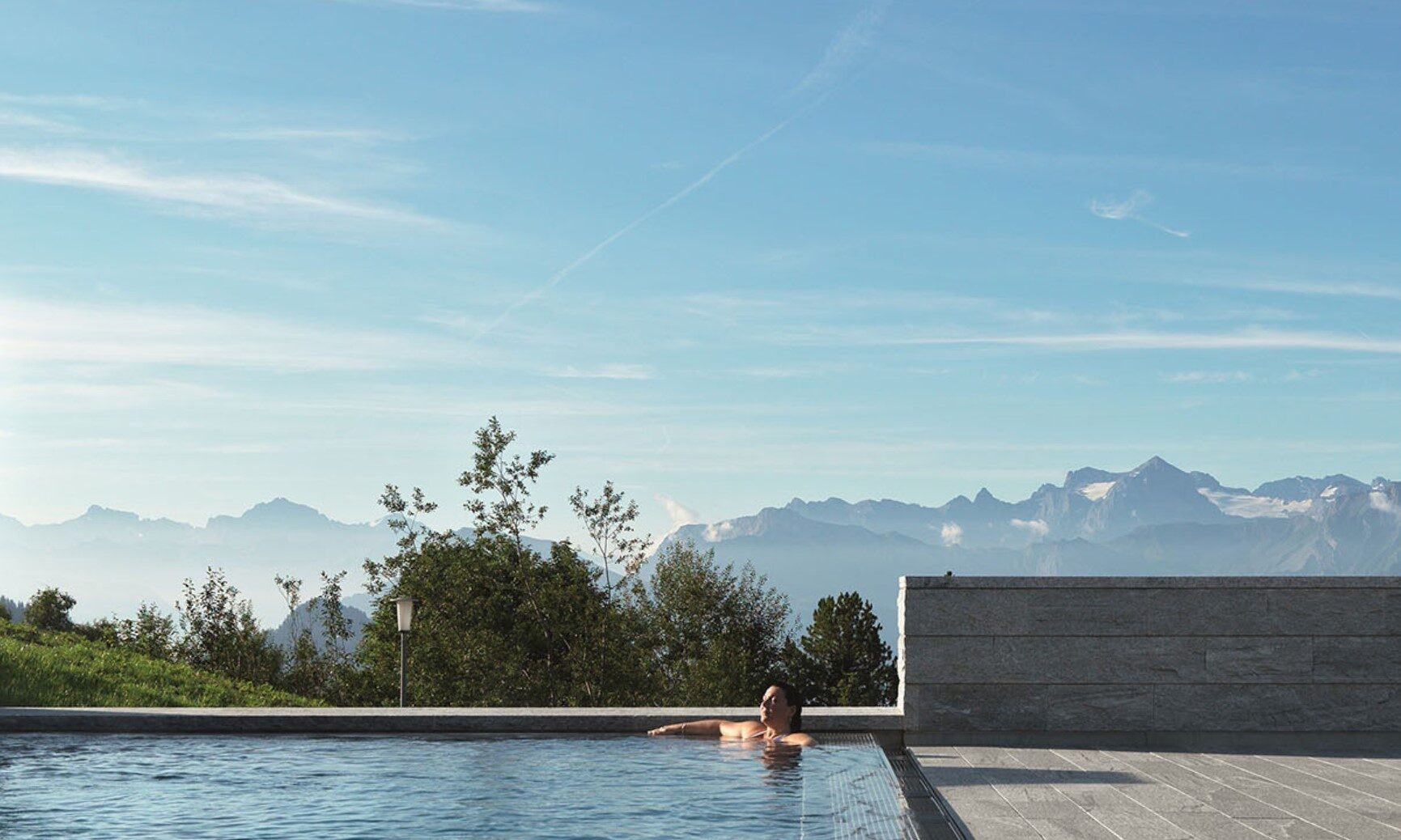 Aussenpool des Mineralbads Rigi Kaltbad mit Blick über die Alpen