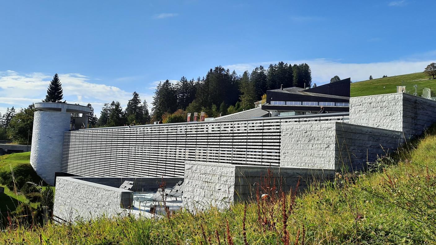 Steinfassade des Mineralbads Rigi Kaltbad im Hang